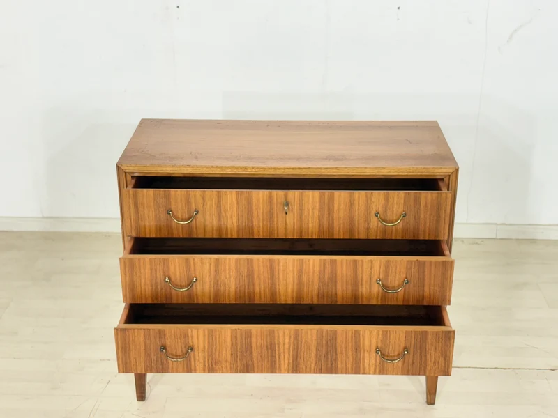 Mid-Century Kommode – 60er Jahre Vintage Waschkommode – Nussbaum mit Messinggriffen