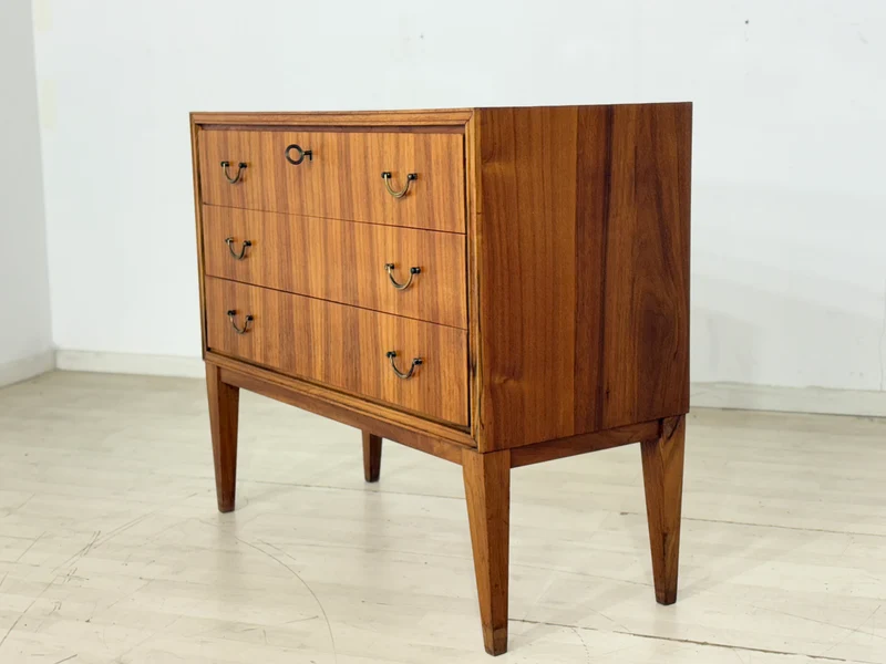 Mid-Century Kommode – 60er Jahre Vintage Waschkommode – Nussbaum mit Messinggriffen