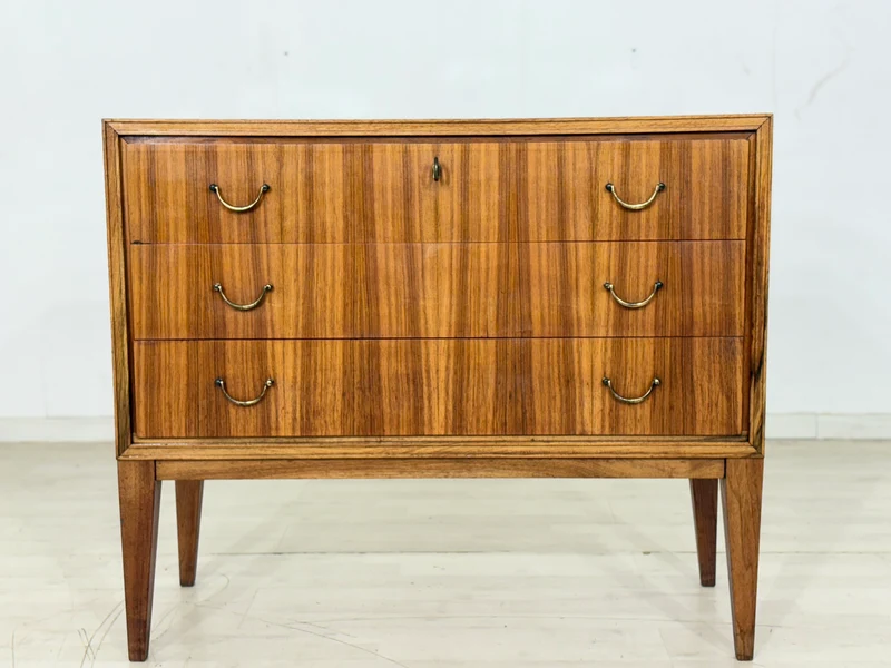 Mid-Century Kommode – 60er Jahre Vintage Waschkommode – Nussbaum mit Messinggriffen
