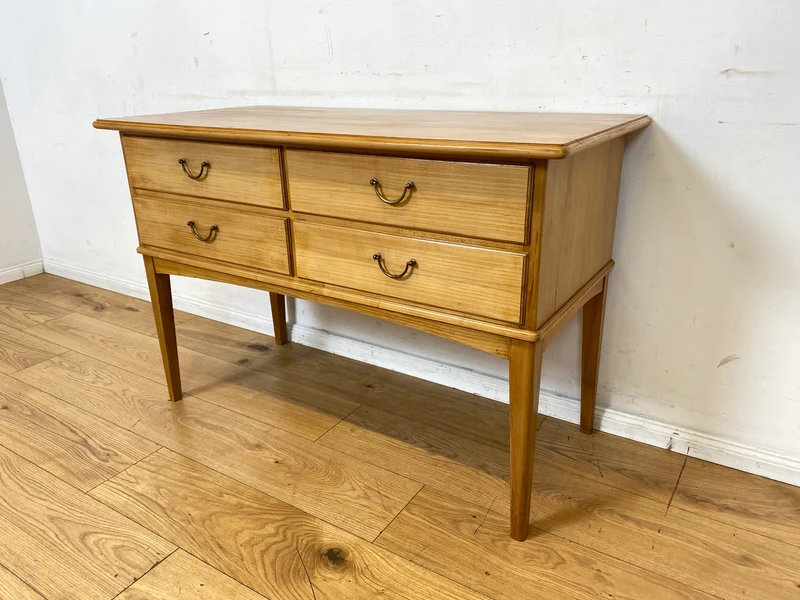 Hochwertige helle Mid-Century Kommode aus vollem Holz mit Schubladen & Messinggriffen I Sideboard Anrichte Schubladenkommode Schrank Wäschekommode Flurkommode Vintage 50er 60er