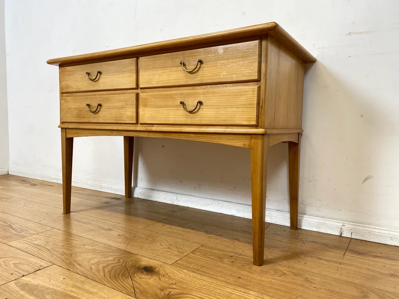 Hochwertige helle Mid-Century Kommode aus vollem Holz mit Schubladen & Messinggriffen I Sideboard Anrichte Schubladenkommode Schrank Wäschekommode Flurkommode Vintage 50er 60er