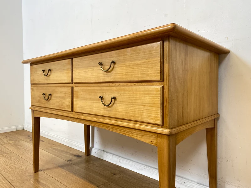 Hochwertige helle Mid-Century Kommode aus vollem Holz mit Schubladen & Messinggriffen I Sideboard Anrichte Schubladenkommode Schrank Wäschekommode Flurkommode Vintage 50er 60er