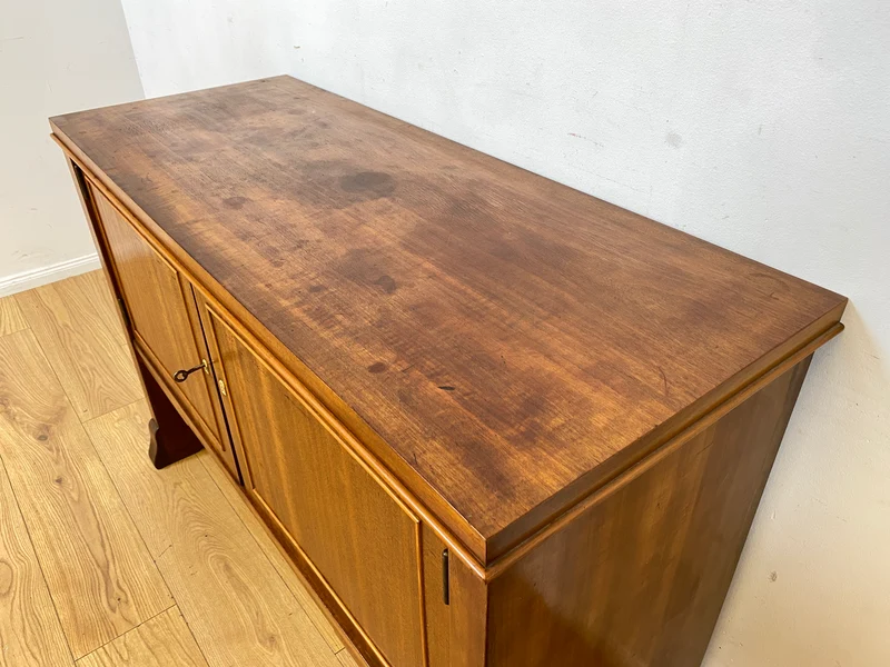 Imposante und sehr geräumige 30er Jahre Art Deco Anrichte aus vollem Holz mit innenliegenden Schubladen I Schrank Sideboard Kommode Wäschekommode Wickelkommode Vintage I