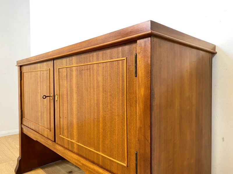 Imposante und sehr geräumige 30er Jahre Art Deco Anrichte aus vollem Holz mit innenliegenden Schubladen I Schrank Sideboard Kommode Wäschekommode Wickelkommode Vintage I