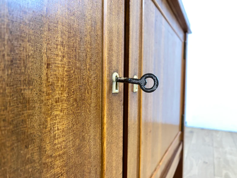 Imposante und sehr geräumige 30er Jahre Art Deco Anrichte aus vollem Holz mit innenliegenden Schubladen I Schrank Sideboard Kommode Wäschekommode Wickelkommode Vintage I