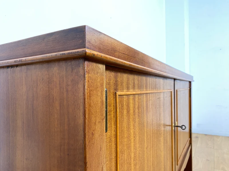 Imposante und sehr geräumige 30er Jahre Art Deco Anrichte aus vollem Holz mit innenliegenden Schubladen I Schrank Sideboard Kommode Wäschekommode Wickelkommode Vintage I