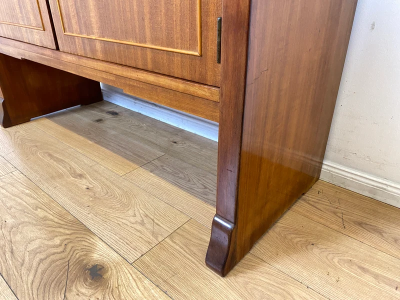 Imposante und sehr geräumige 30er Jahre Art Deco Anrichte aus vollem Holz mit innenliegenden Schubladen I Schrank Sideboard Kommode Wäschekommode Wickelkommode Vintage I