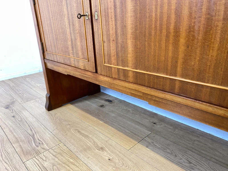 Imposante und sehr geräumige 30er Jahre Art Deco Anrichte aus vollem Holz mit innenliegenden Schubladen I Schrank Sideboard Kommode Wäschekommode Wickelkommode Vintage I