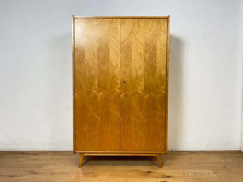 Stilvoller 60er Jahre Kleiderschrank mit Kleiderstange und konischen Füßen