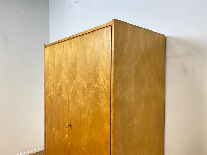 Stilvoller 60er Jahre Kleiderschrank mit Kleiderstange und konischen Füßen