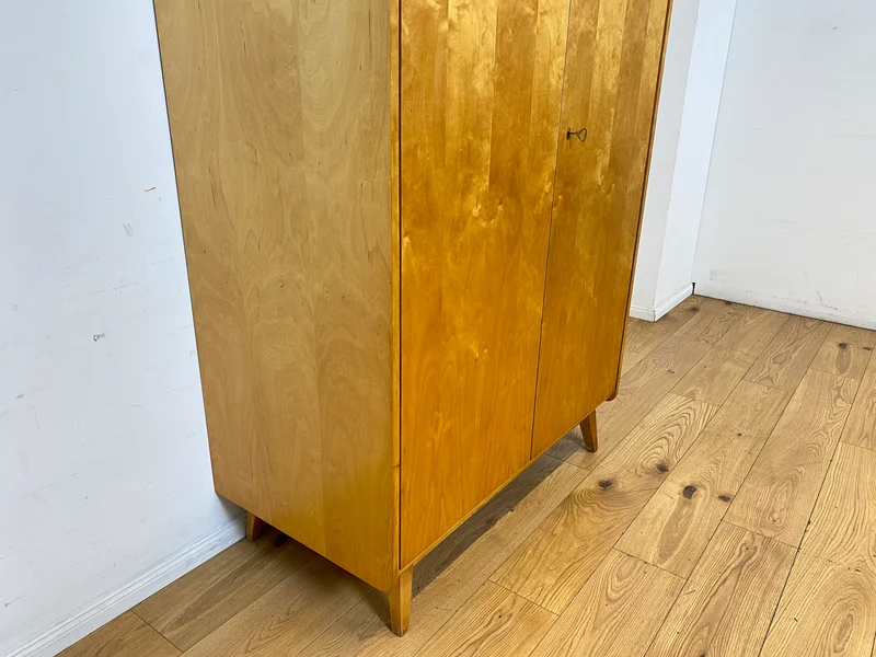 Stilvoller 60er Jahre Kleiderschrank mit Kleiderstange und konischen Füßen