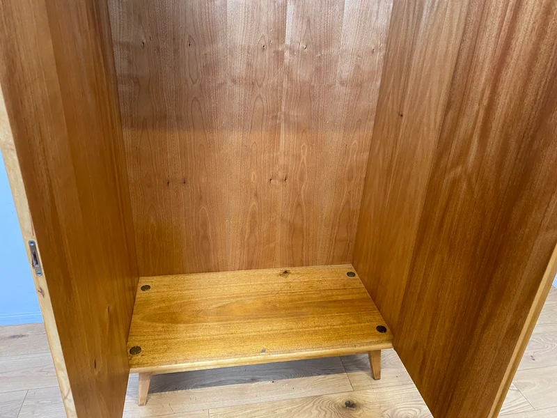 Stilvoller 60er Jahre Kleiderschrank mit Kleiderstange und konischen Füßen
