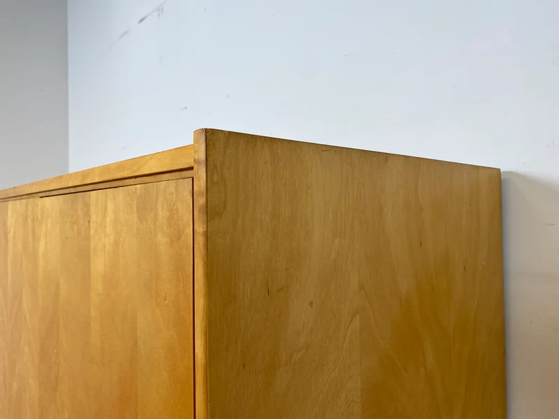 Stilvoller 60er Jahre Kleiderschrank mit Kleiderstange und konischen Füßen