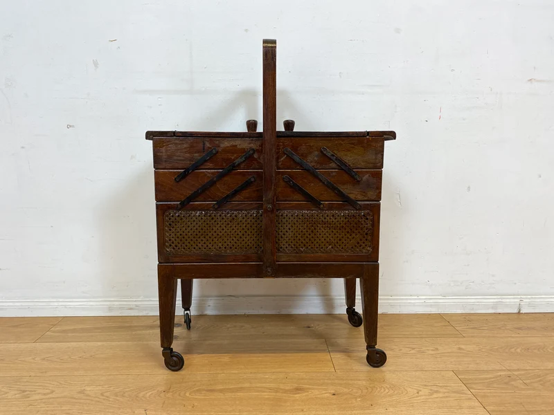 Klein aber oho! Schöner ausklappbarer antiker Nähkorb auf Rollen mit Wiener Geflecht I Nähkommode Nähkasten Truhe Beistelltisch Schmuckkasten Chippendale Vintage Art Deco I