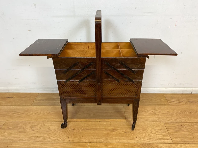 Klein aber oho! Schöner ausklappbarer antiker Nähkorb auf Rollen mit Wiener Geflecht I Nähkommode Nähkasten Truhe Beistelltisch Schmuckkasten Chippendale Vintage Art Deco I