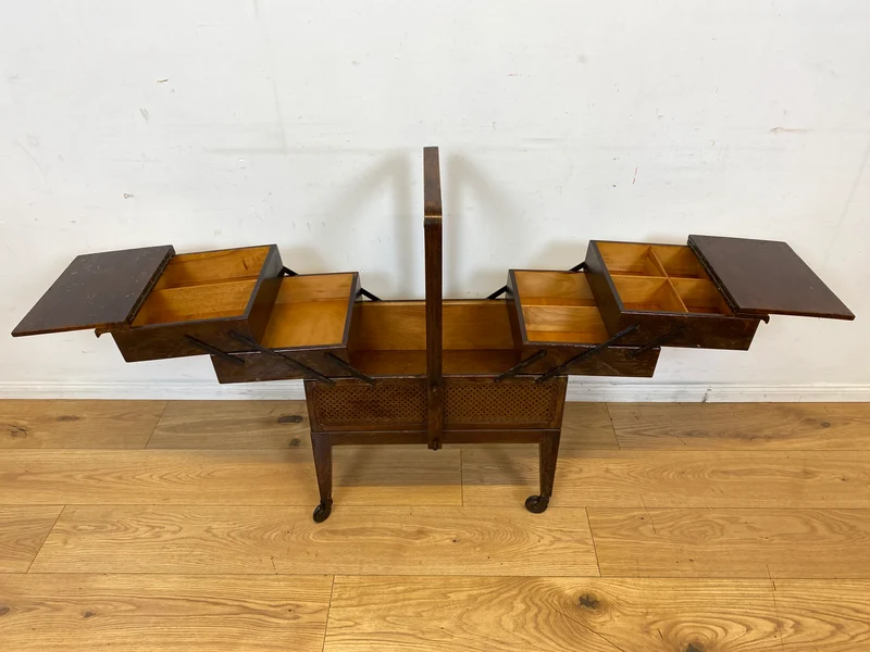 Klein aber oho! Schöner ausklappbarer antiker Nähkorb auf Rollen mit Wiener Geflecht I Nähkommode Nähkasten Truhe Beistelltisch Schmuckkasten Chippendale Vintage Art Deco I