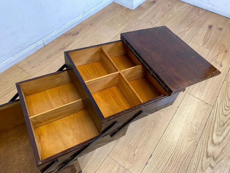 Klein aber oho! Schöner ausklappbarer antiker Nähkorb auf Rollen mit Wiener Geflecht I Nähkommode Nähkasten Truhe Beistelltisch Schmuckkasten Chippendale Vintage Art Deco I