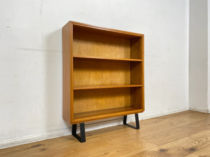 Stilvolles helles Mid-Century Regal , Vollholz, mit verstellb. Regalböden & neuen Metallfüßen I Holzregal Bücherregal Bücherschrank Küchenregal Regalwand Vintage Retro 60er I
