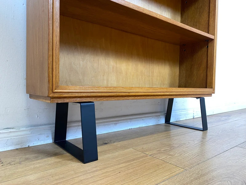Stilvolles helles Mid-Century Regal , Vollholz, mit verstellb. Regalböden & neuen Metallfüßen I Holzregal Bücherregal Bücherschrank Küchenregal Regalwand Vintage Retro 60er I
