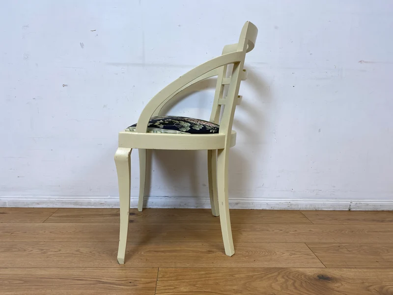 Formschöner und stabiler weißer antiker Armlehnstuhl mit wunderschönem Pfauenstoff I Stuhl Sessel Armchair Schreibtischstuhl Lesestuhl Lesesessel Jugendstil Vintage I