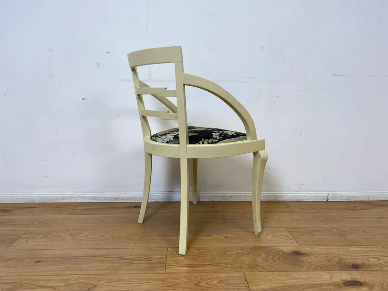 Formschöner und stabiler weißer antiker Armlehnstuhl mit wunderschönem Pfauenstoff I Stuhl Sessel Armchair Schreibtischstuhl Lesestuhl Lesesessel Jugendstil Vintage I