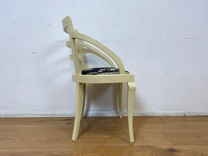 Formschöner und stabiler weißer antiker Armlehnstuhl mit wunderschönem Pfauenstoff I Stuhl Sessel Armchair Schreibtischstuhl Lesestuhl Lesesessel Jugendstil Vintage I