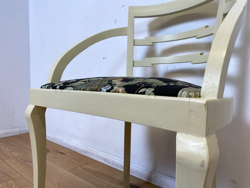 Formschöner und stabiler weißer antiker Armlehnstuhl mit wunderschönem Pfauenstoff I Stuhl Sessel Armchair Schreibtischstuhl Lesestuhl Lesesessel Jugendstil Vintage I