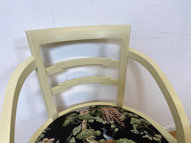 Formschöner und stabiler weißer antiker Armlehnstuhl mit wunderschönem Pfauenstoff I Stuhl Sessel Armchair Schreibtischstuhl Lesestuhl Lesesessel Jugendstil Vintage I