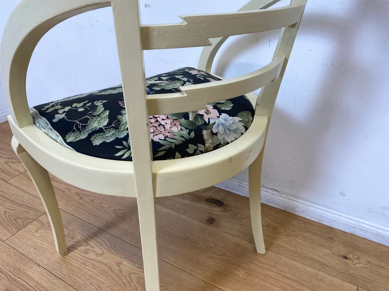 Formschöner und stabiler weißer antiker Armlehnstuhl mit wunderschönem Pfauenstoff I Stuhl Sessel Armchair Schreibtischstuhl Lesestuhl Lesesessel Jugendstil Vintage I