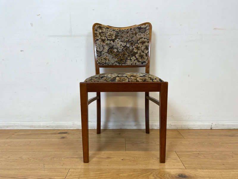 Set aus 4 eleganten und stabilen 50er Jahre Stühle mit floralem Originalbezug I 4er Esszimmerstühle Holzstühle Küchenstühle Dining Chairs Blumen Mid-Century Vintage 60er I