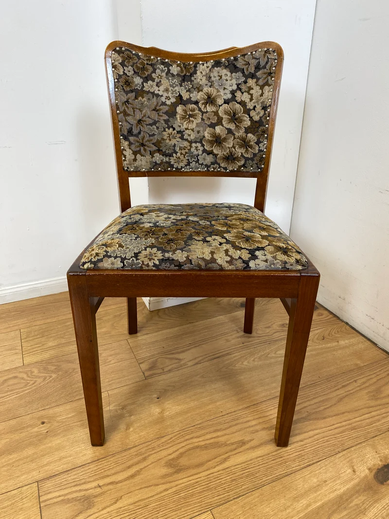 Set aus 4 eleganten und stabilen 50er Jahre Stühle mit floralem Originalbezug I 4er Esszimmerstühle Holzstühle Küchenstühle Dining Chairs Blumen Mid-Century Vintage 60er I