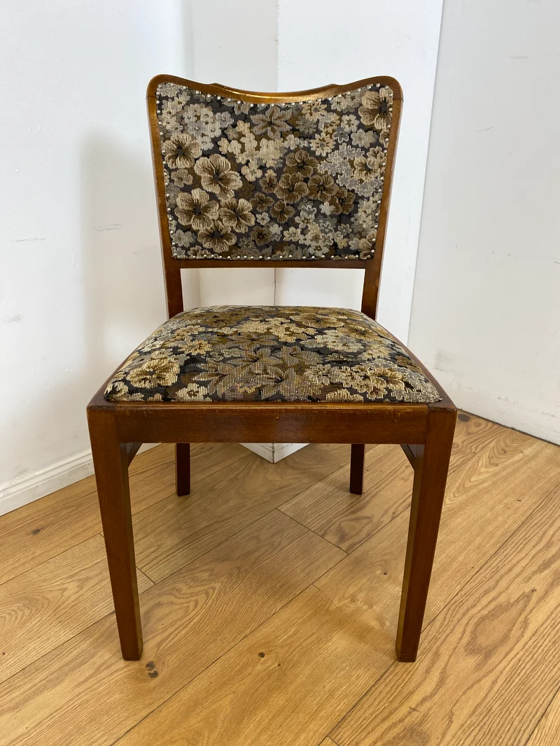 Set aus 4 eleganten und stabilen 50er Jahre Stühle mit floralem Originalbezug I 4er Esszimmerstühle Holzstühle Küchenstühle Dining Chairs Blumen Mid-Century Vintage 60er I