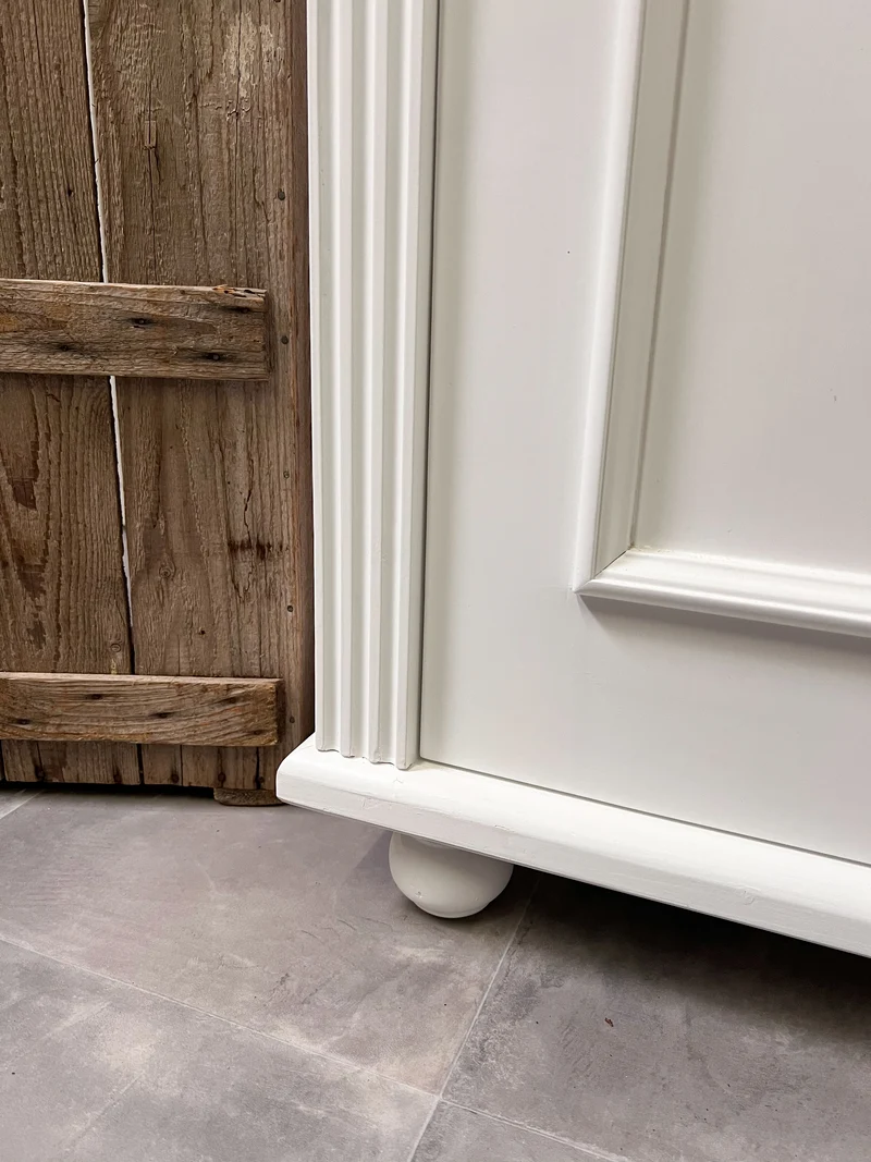 Capalée - Großer Massivholz-Badezimmerschrank im Landhausstil
