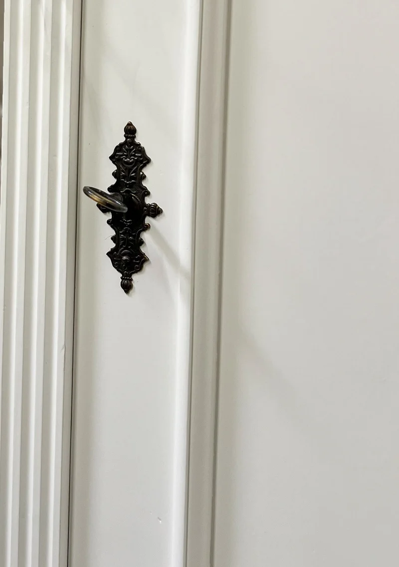 Capalée - Großer Massivholz-Badezimmerschrank im Landhausstil