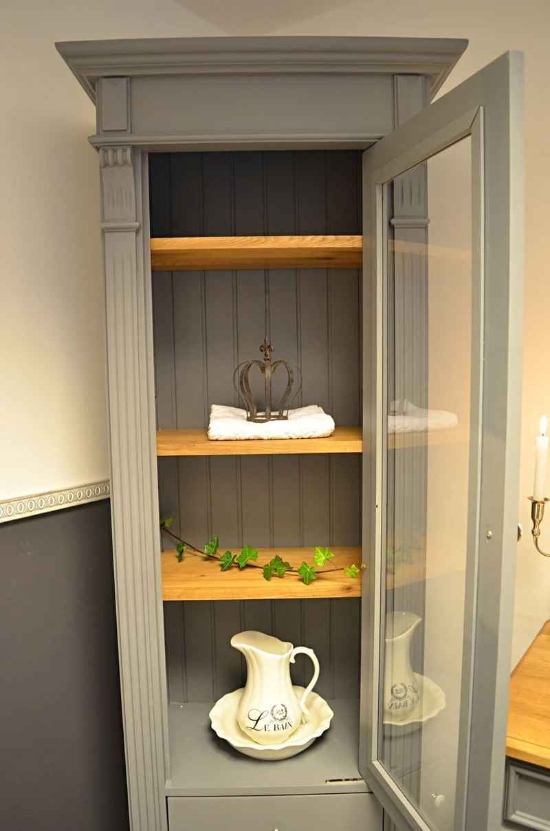 Nelio Eleganter Hochschrank mit Glastür im Gründerzeit-Stil