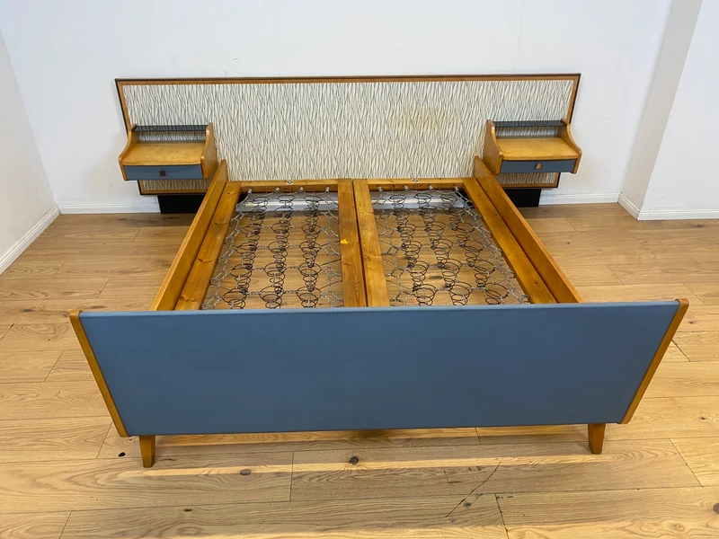Kultiges 60er Jahre Bett von VEB Hellerau in sehr seltener Ausführung mit integrierten Nachttischen I Doppelbett Schlafzimmerbett Schlafzimmer Vintage DDR Mid-Century 50er I