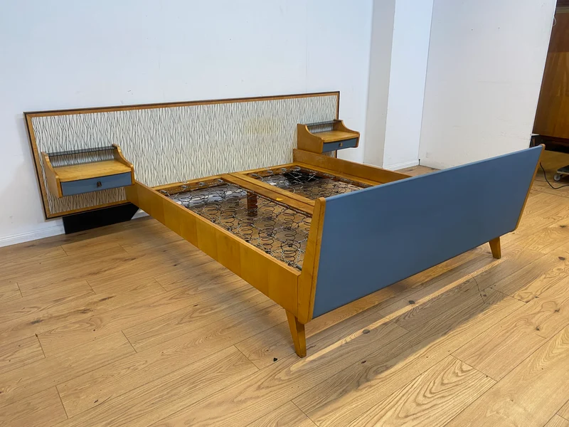 Kultiges 60er Jahre Bett von VEB Hellerau in sehr seltener Ausführung mit integrierten Nachttischen I Doppelbett Schlafzimmerbett Schlafzimmer Vintage DDR Mid-Century 50er I