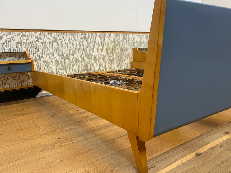 Kultiges 60er Jahre Bett von VEB Hellerau in sehr seltener Ausführung mit integrierten Nachttischen I Doppelbett Schlafzimmerbett Schlafzimmer Vintage DDR Mid-Century 50er I