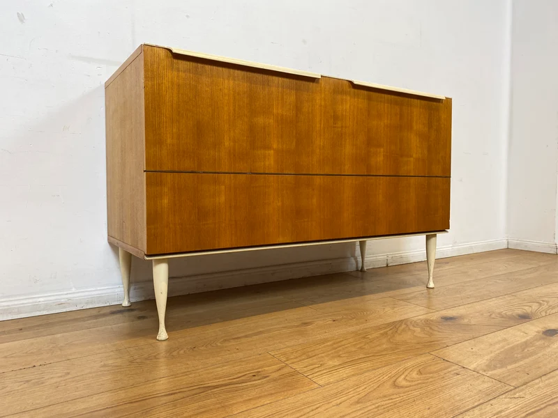 Stilvolles helles Mid-Century Sideboard aus 1966 in Esche mit verschließbarem Gitter für Bettdecken I Wäschekommode Kommode Wäschetruhe TV Lowboard Board 60er Vintage I
