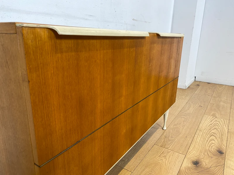 Stilvolles helles Mid-Century Sideboard aus 1966 in Esche mit verschließbarem Gitter für Bettdecken I Wäschekommode Kommode Wäschetruhe TV Lowboard Board 60er Vintage I