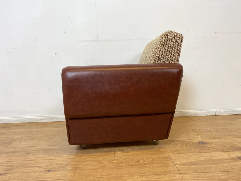 Kultiger Retro Sessel auf Rollen in beigem Wollbezug und Kunstleder Verkleidung I Clubsessel Lesesessel Ledersessel Sitzgarnitur Polstergarnitur Mid-Century 60er 70er I