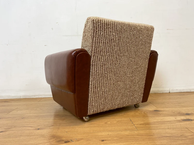 Kultiger Retro Sessel auf Rollen in beigem Wollbezug und Kunstleder Verkleidung I Clubsessel Lesesessel Ledersessel Sitzgarnitur Polstergarnitur Mid-Century 60er 70er I