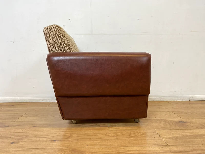 Kultiger Retro Sessel auf Rollen in beigem Wollbezug und Kunstleder Verkleidung I Clubsessel Lesesessel Ledersessel Sitzgarnitur Polstergarnitur Mid-Century 60er 70er I