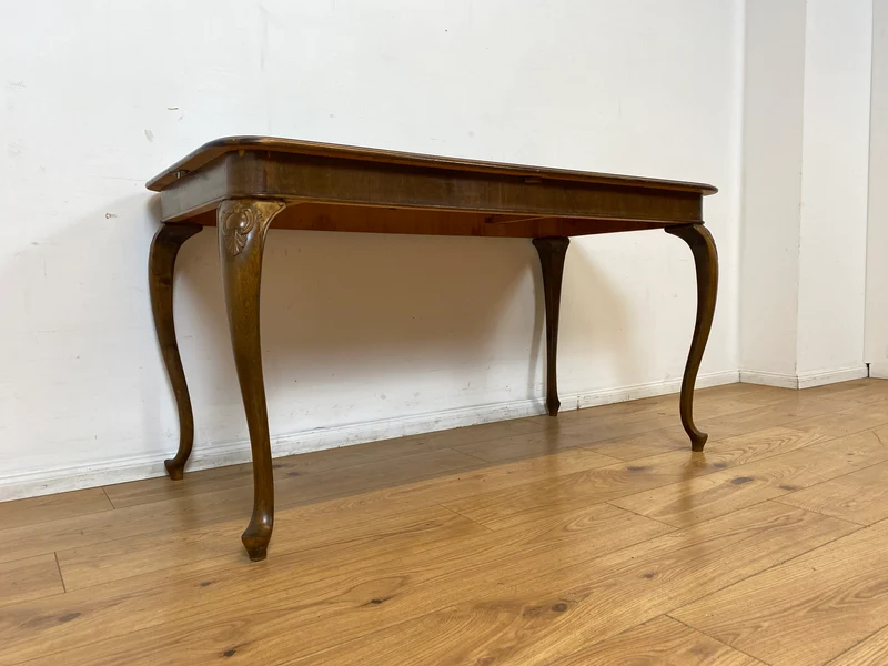 Eleganter ausziehbarer 50er Jahre Chippendale Esstisch mit handverzierten Cabriole Tischbeinen