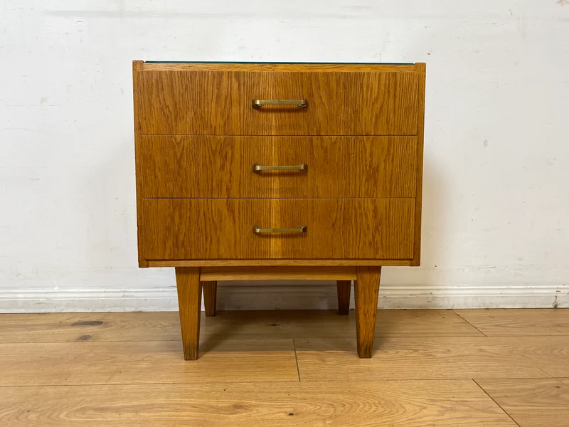 WMK I Stilvoller Mid-Century Nachttisch aus 1965 in Eiche mit Schubladen und Messinggriffen