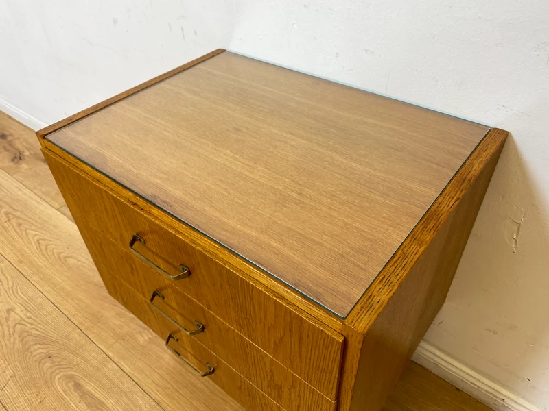 WMK I Stilvoller Mid-Century Nachttisch aus 1965 in Eiche mit Schubladen und Messinggriffen