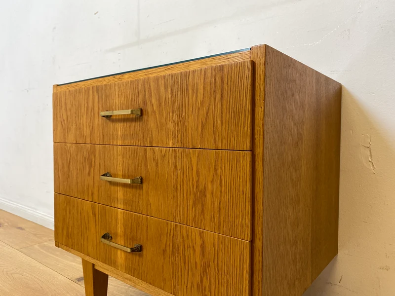 WMK I Stilvoller Mid-Century Nachttisch aus 1965 in Eiche mit Schubladen und Messinggriffen