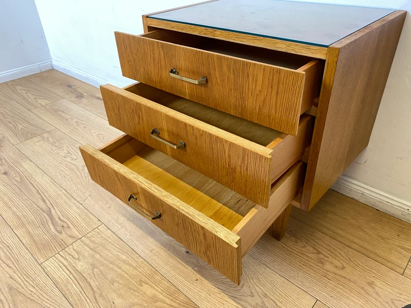 WMK I Stilvoller Mid-Century Nachttisch aus 1965 in Eiche mit Schubladen und Messinggriffen