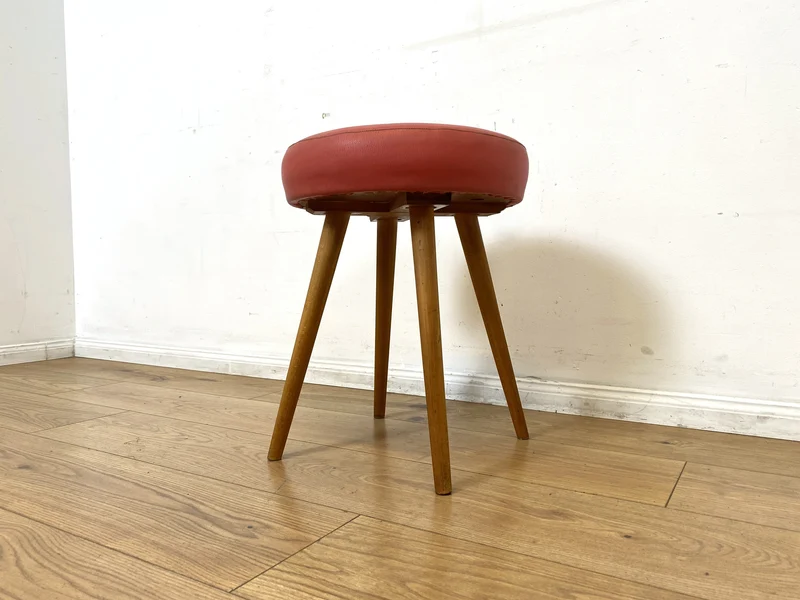 WMK I Sehr hübscher skandinavischer Mid-Century mit rotem Kunstleder Bezug und konischen Füßen