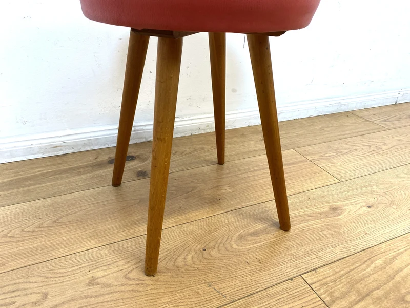 WMK I Sehr hübscher skandinavischer Mid-Century mit rotem Kunstleder Bezug und konischen Füßen